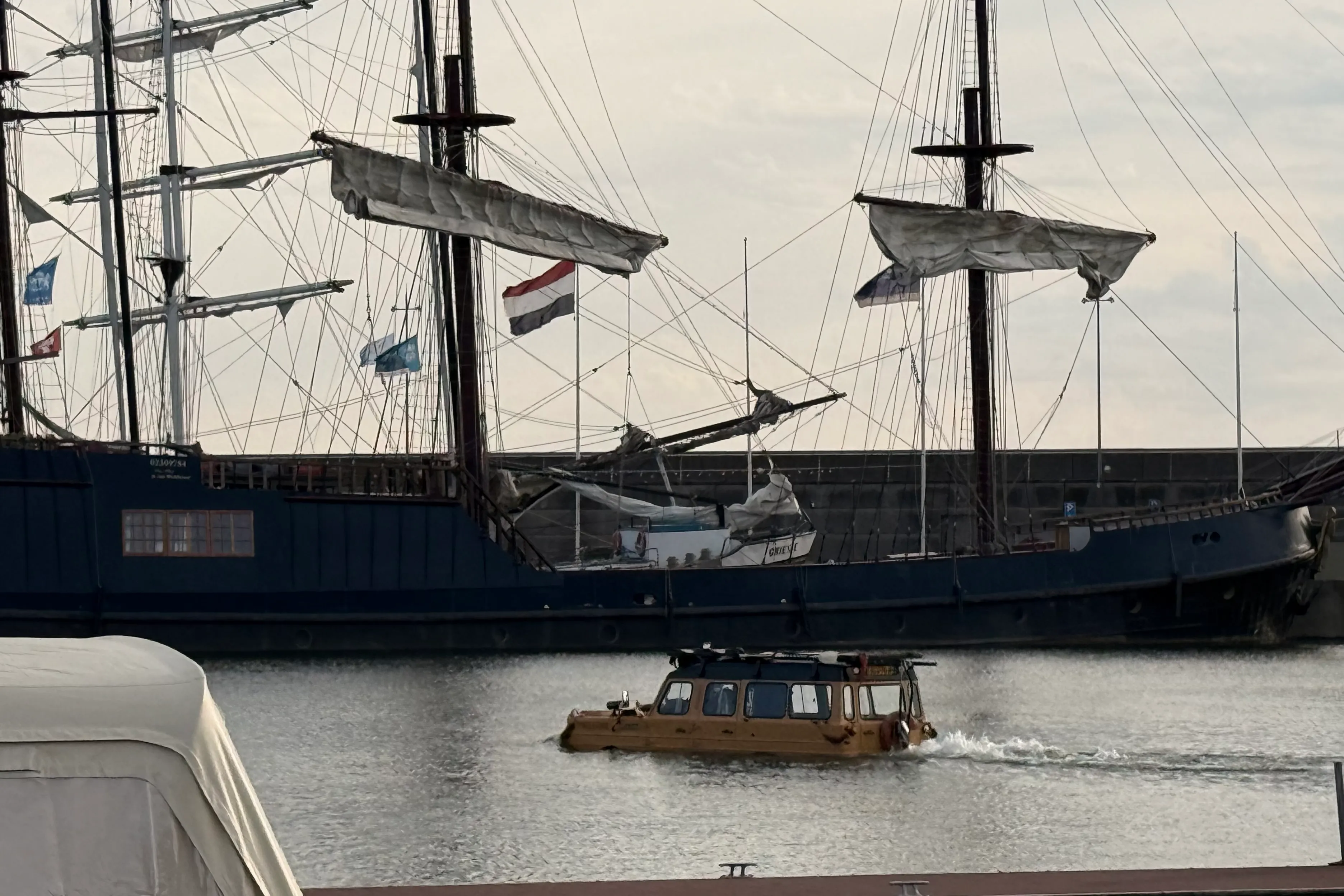 Amphibienfahrzeug im Hafen