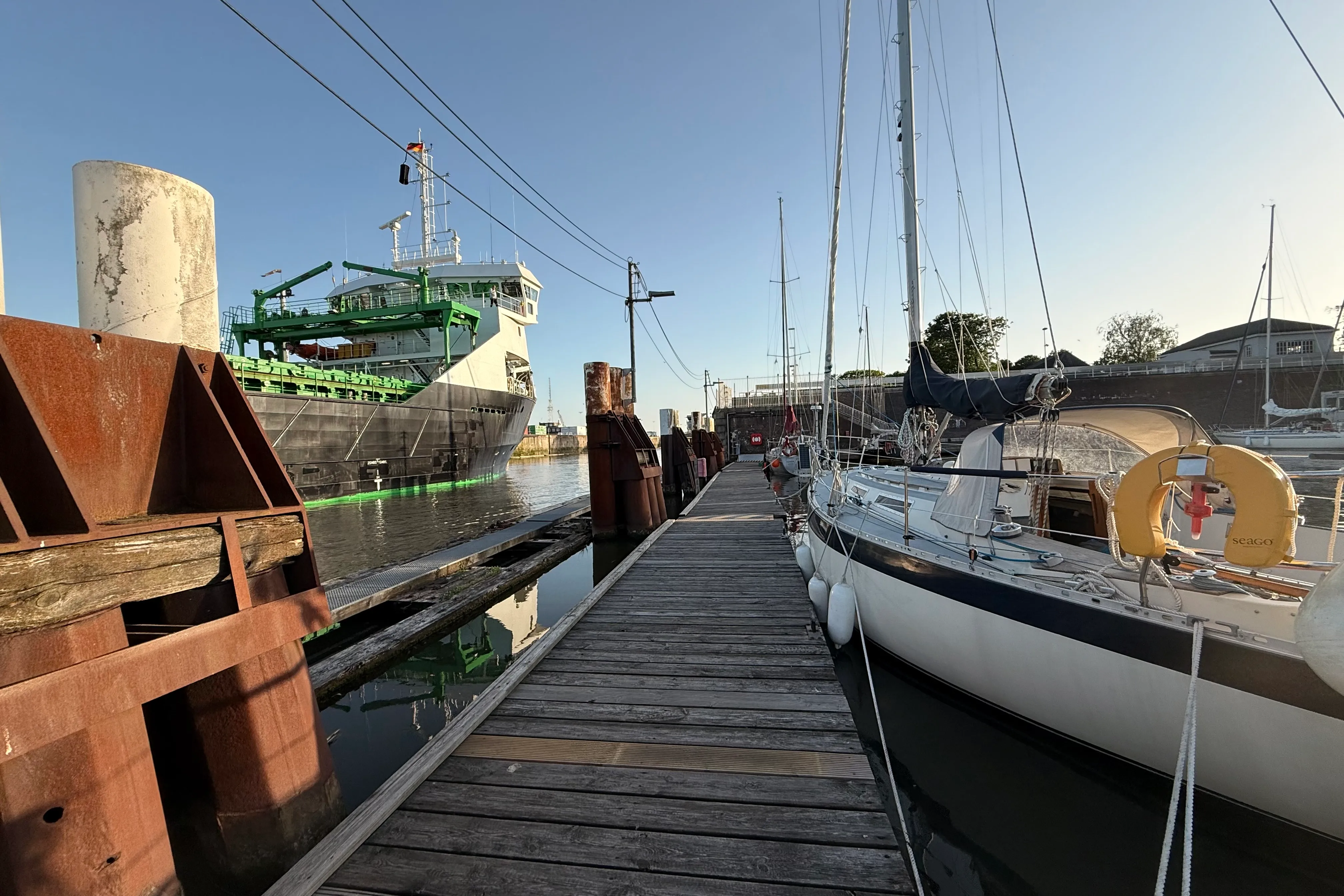 Der Hafen gleich neben der Schleuseneinfahrt in Brunsbüttel.