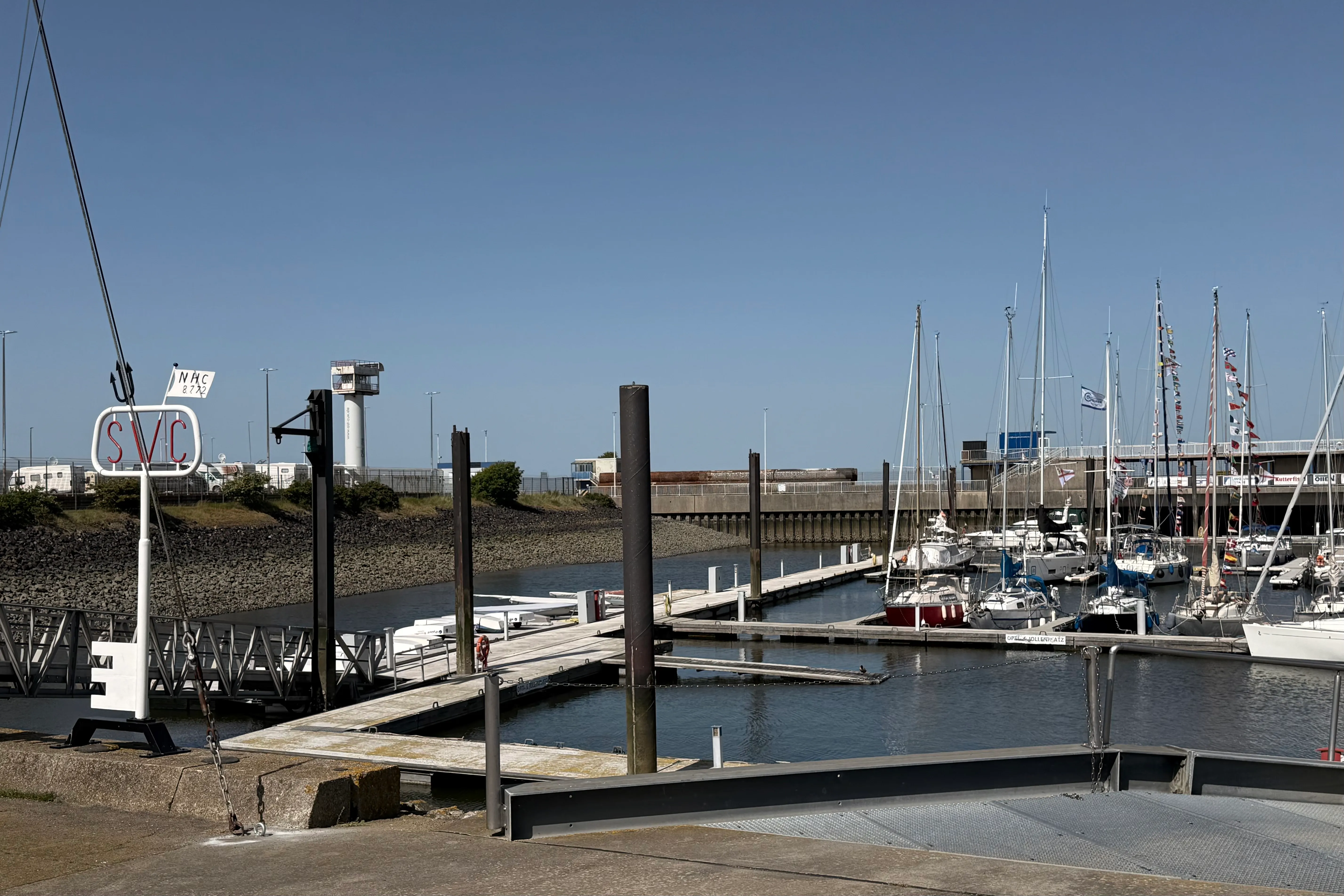 Der Hafen mit den Schwimmstegen bei Niedrigwasser.