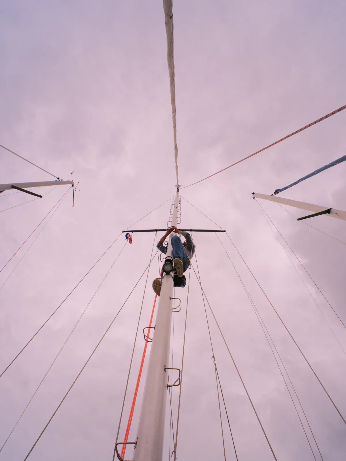 Von unten der Blick in den Mast