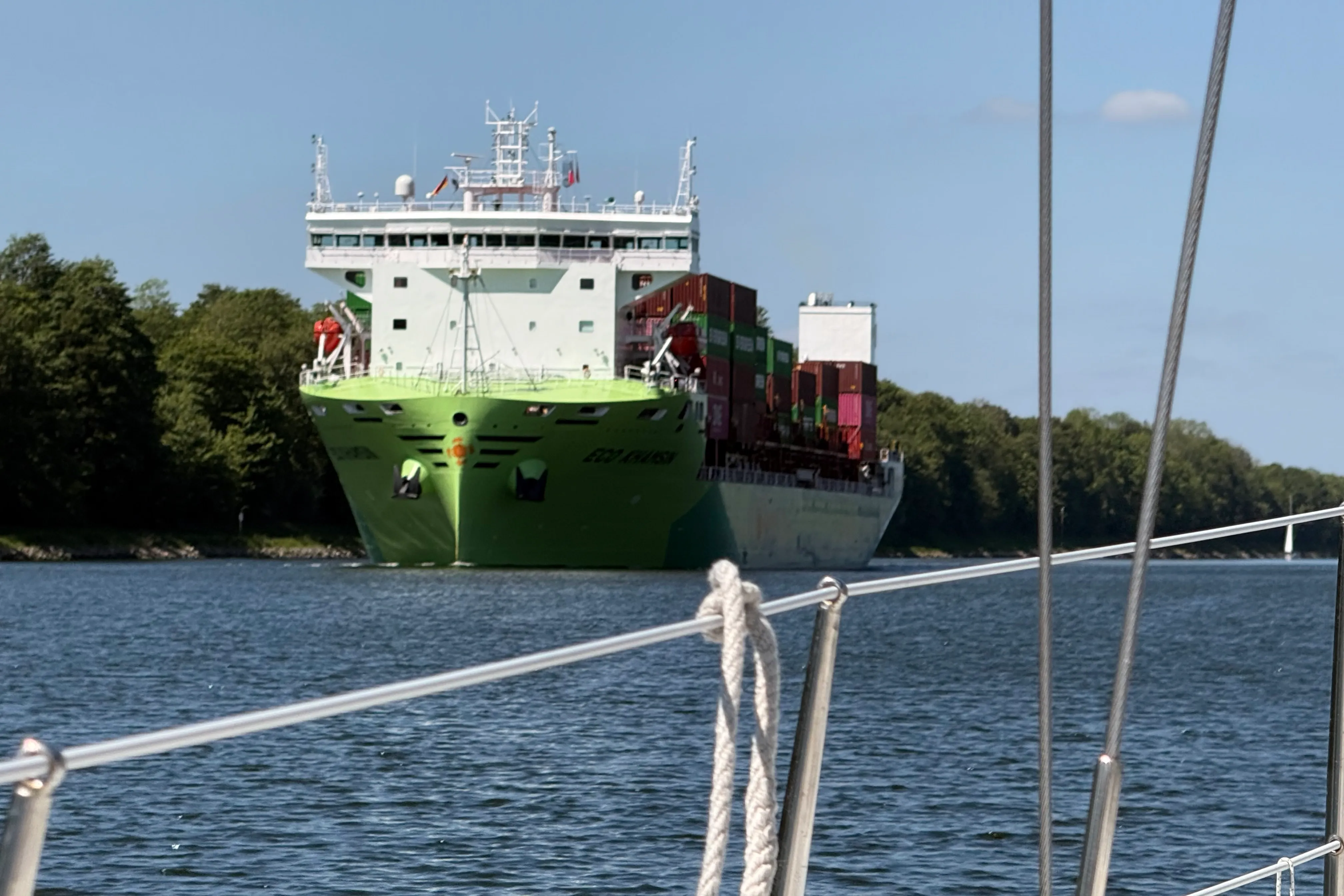 Gegenverkehr auf dem Kiel Kanal.