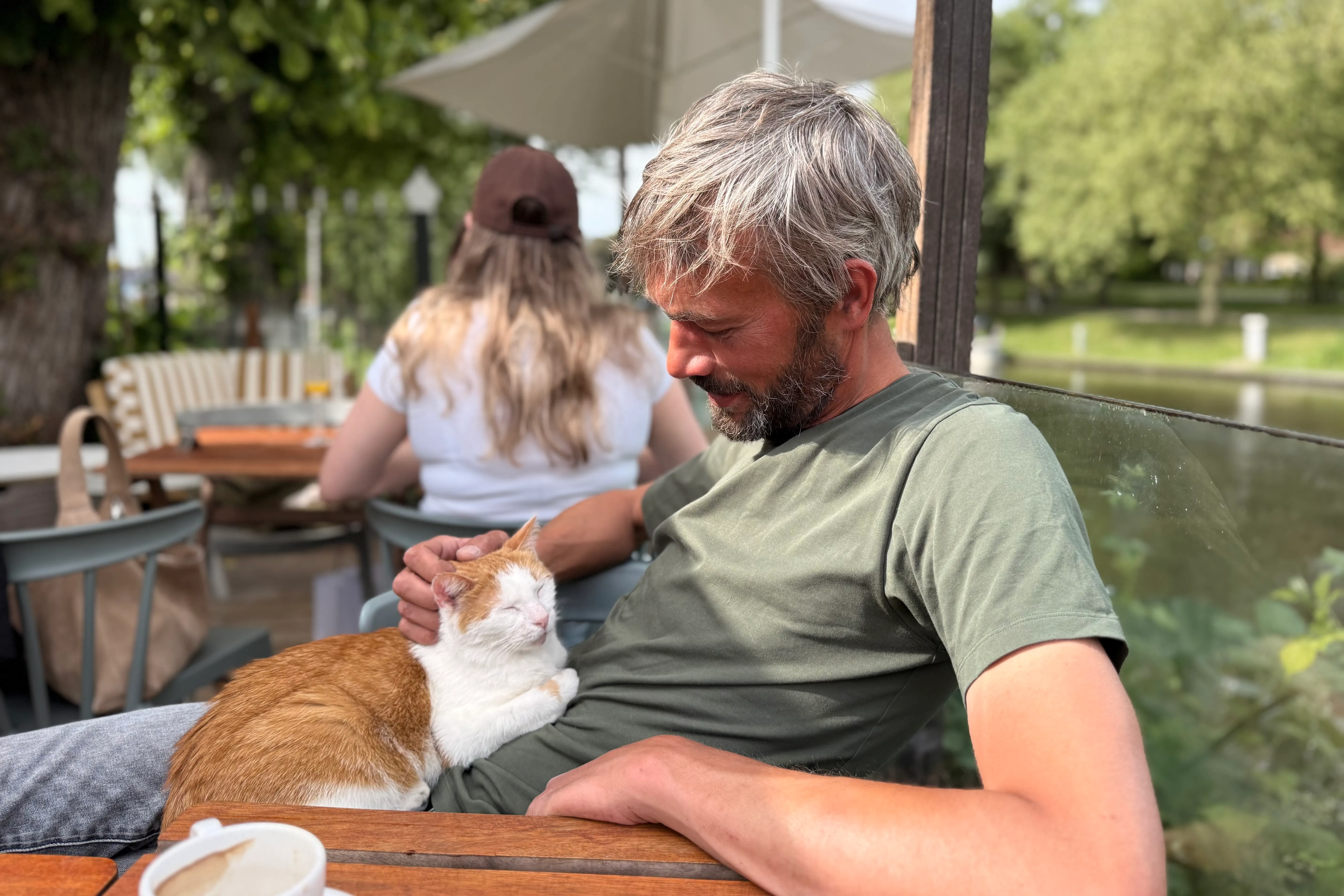 Kater Sjoerd bleibt über eine Stunde bei mir. Mit aufs Boot wollte er nicht.