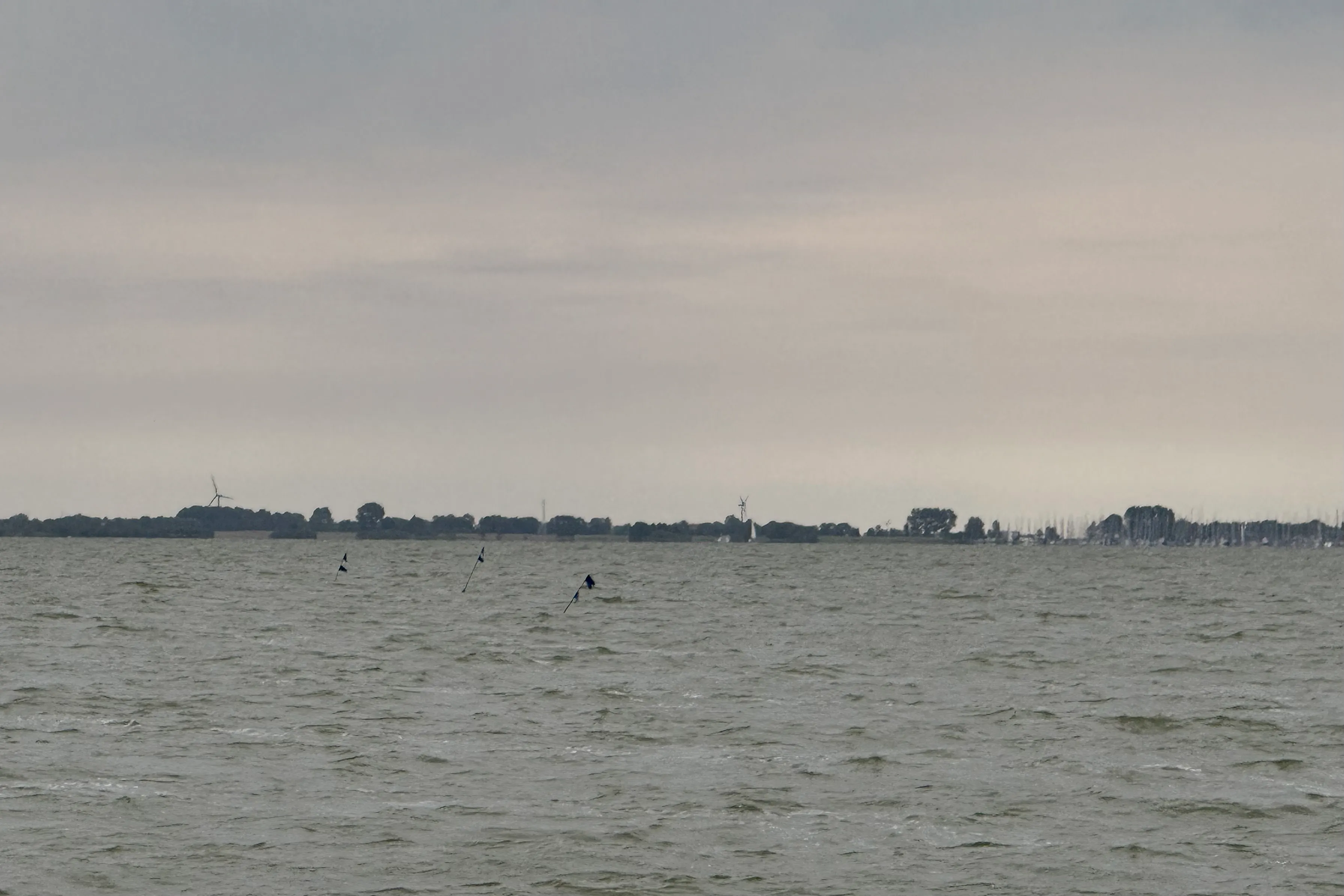 Lobster-Pots, sieht man erst spät und man will in keinem Fall über einen drüber fahren.