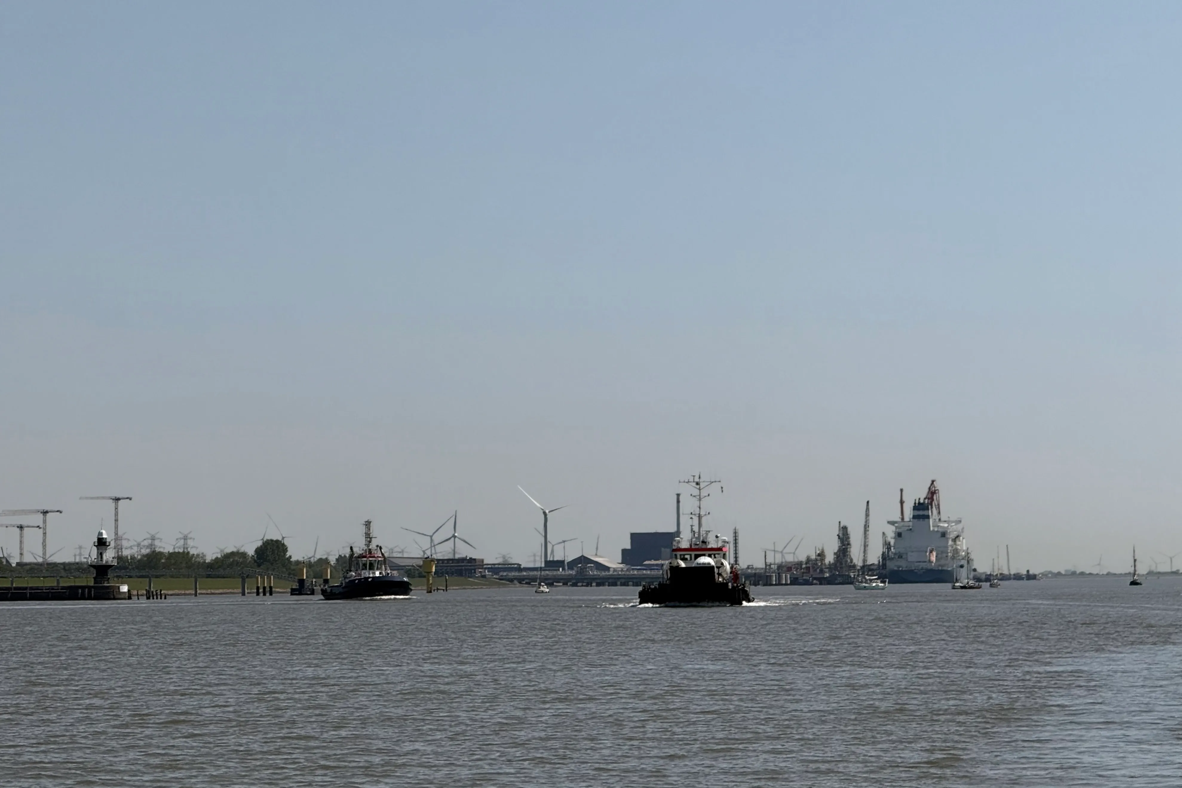 Viel Verkehr auf der Elbe.